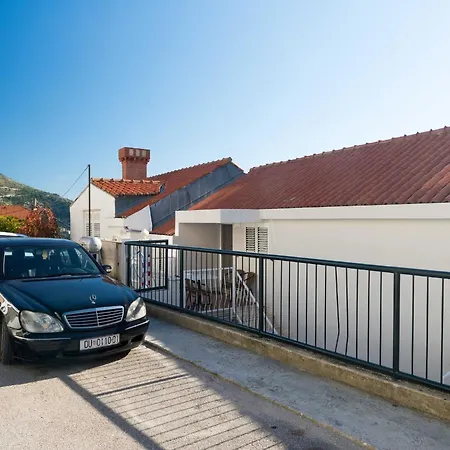 With Terrace And Sea View Apartmán *