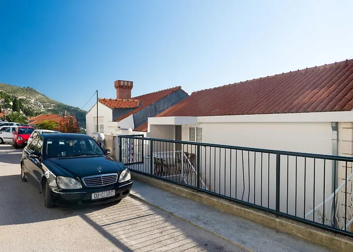 With Terrace And Sea View Apartmán *